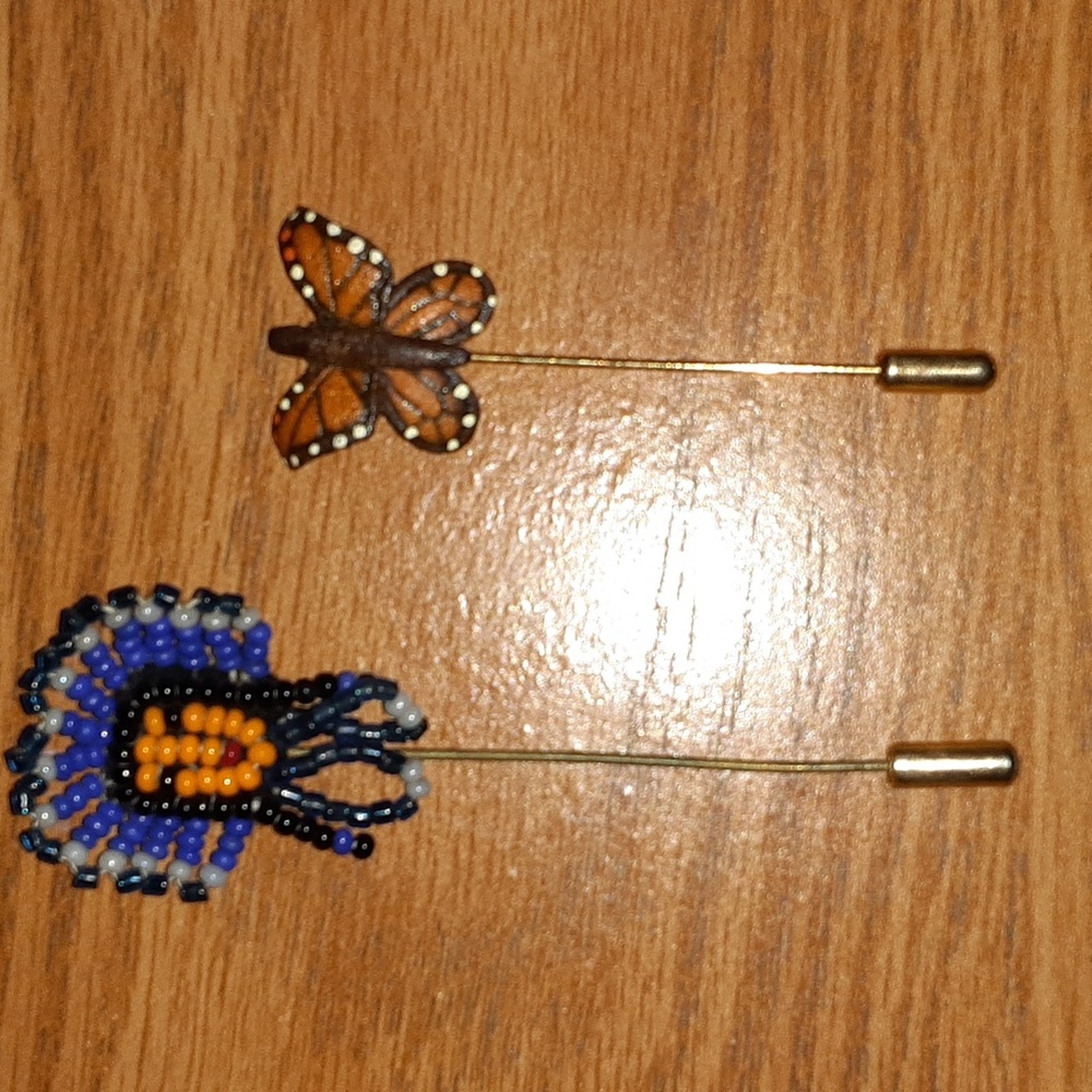 2 vintage lapel pins